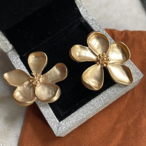 Gold Flower earrings Gold tone matte brushed finish - Picture 7 of 14